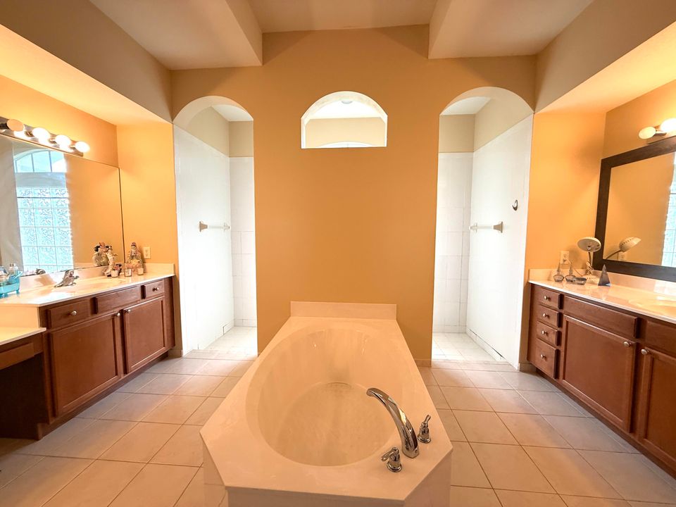 待售: $1,100,000 (7 贝兹, 4 浴室, 3730 平方英尺)