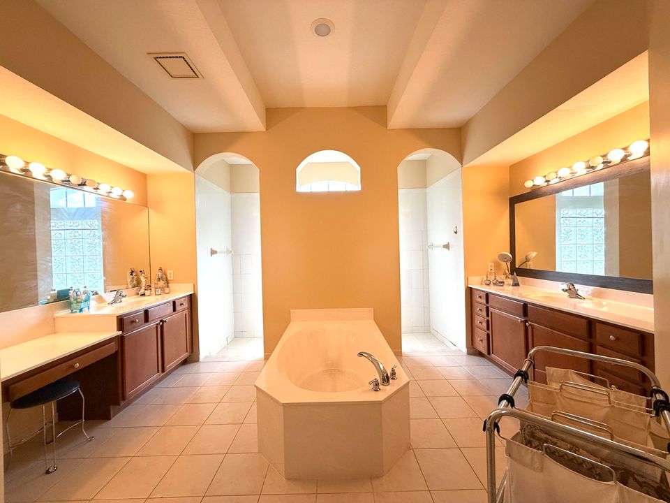 待售: $1,100,000 (7 贝兹, 4 浴室, 3730 平方英尺)