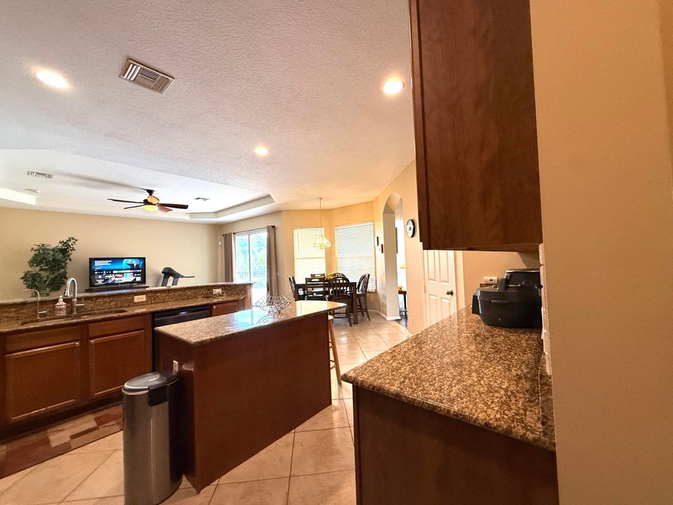 待售: $1,100,000 (7 贝兹, 4 浴室, 3730 平方英尺)