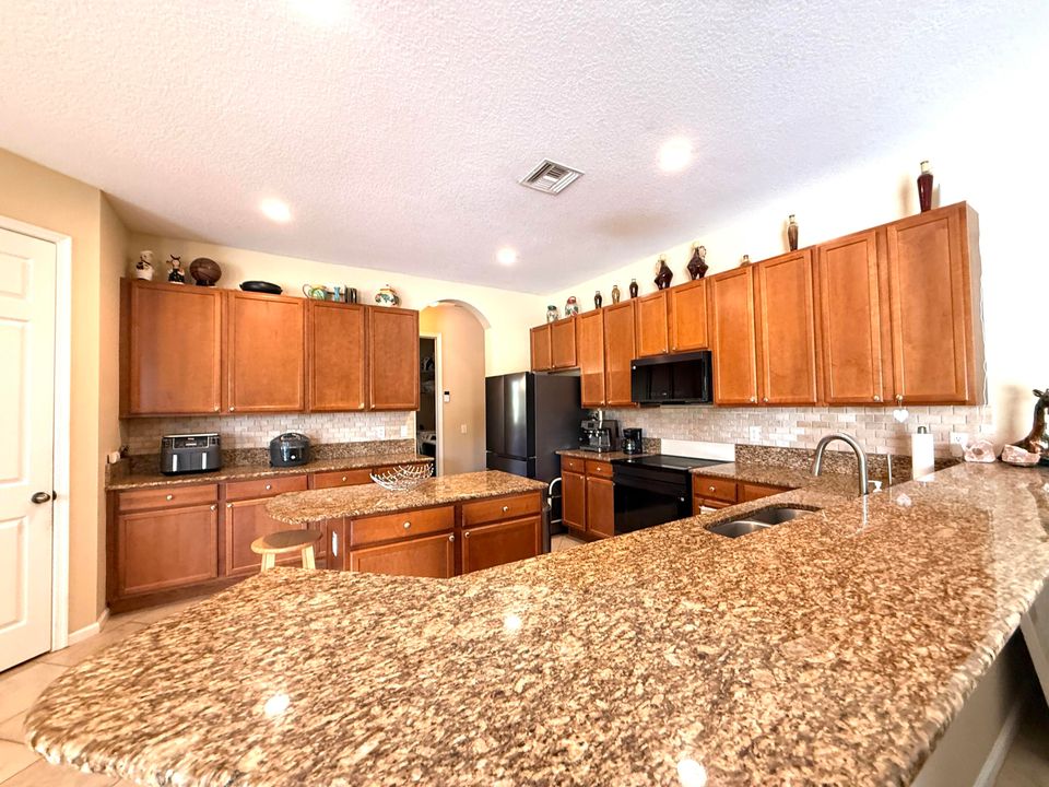 待售: $1,100,000 (7 贝兹, 4 浴室, 3730 平方英尺)