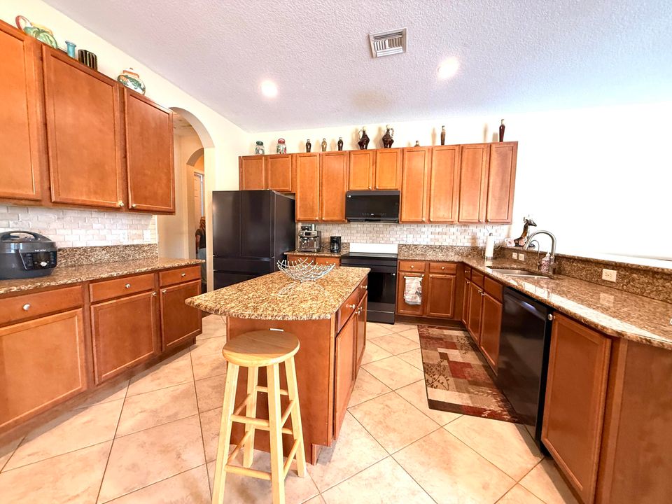 待售: $1,100,000 (7 贝兹, 4 浴室, 3730 平方英尺)