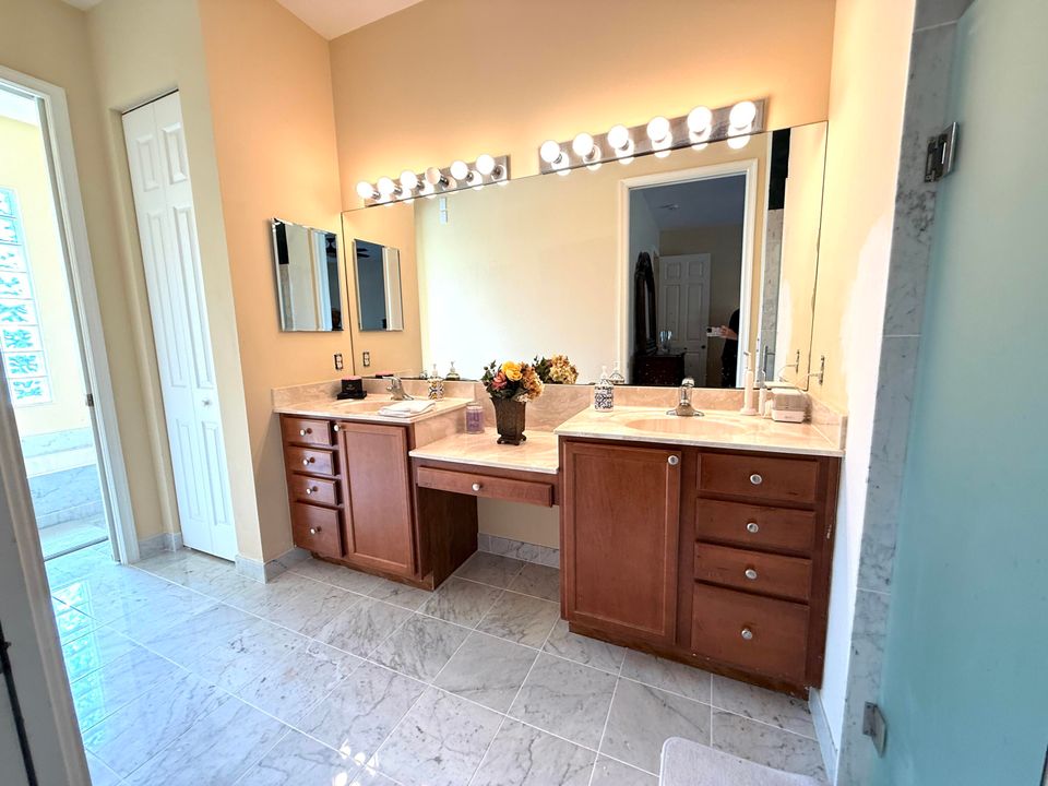 待售: $1,100,000 (7 贝兹, 4 浴室, 3730 平方英尺)