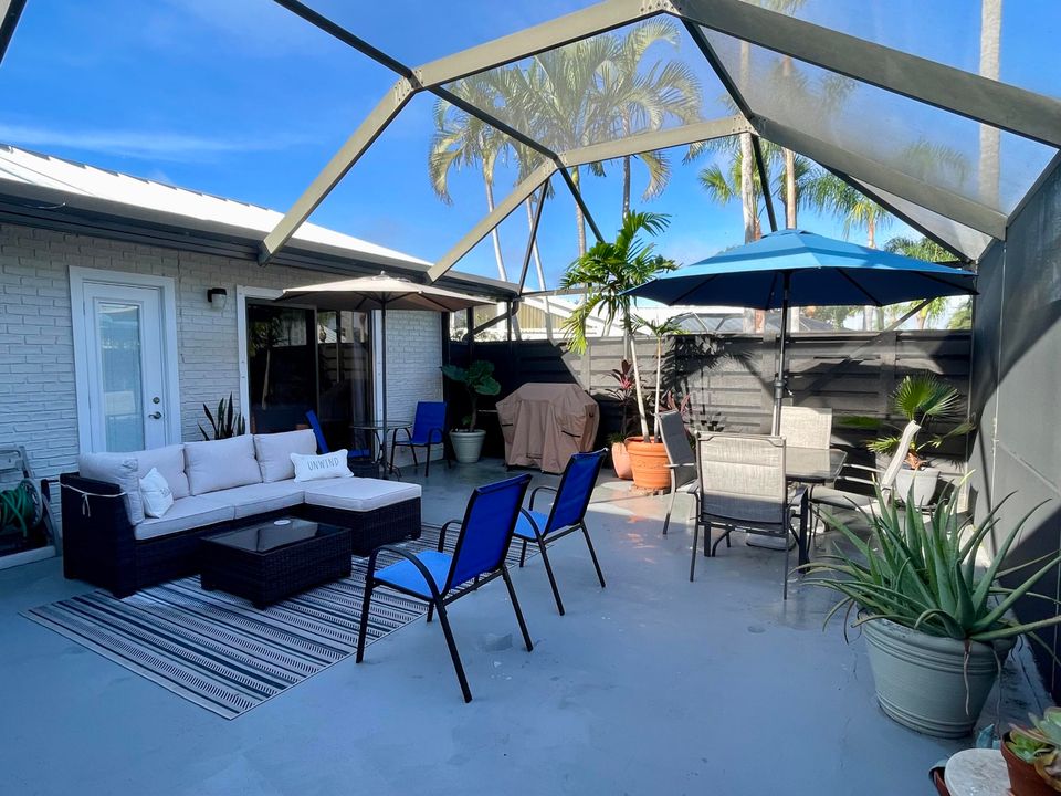 Под контрактом: $5,900 (2 спален, 2 ванн, 1100 Квадратных фут)