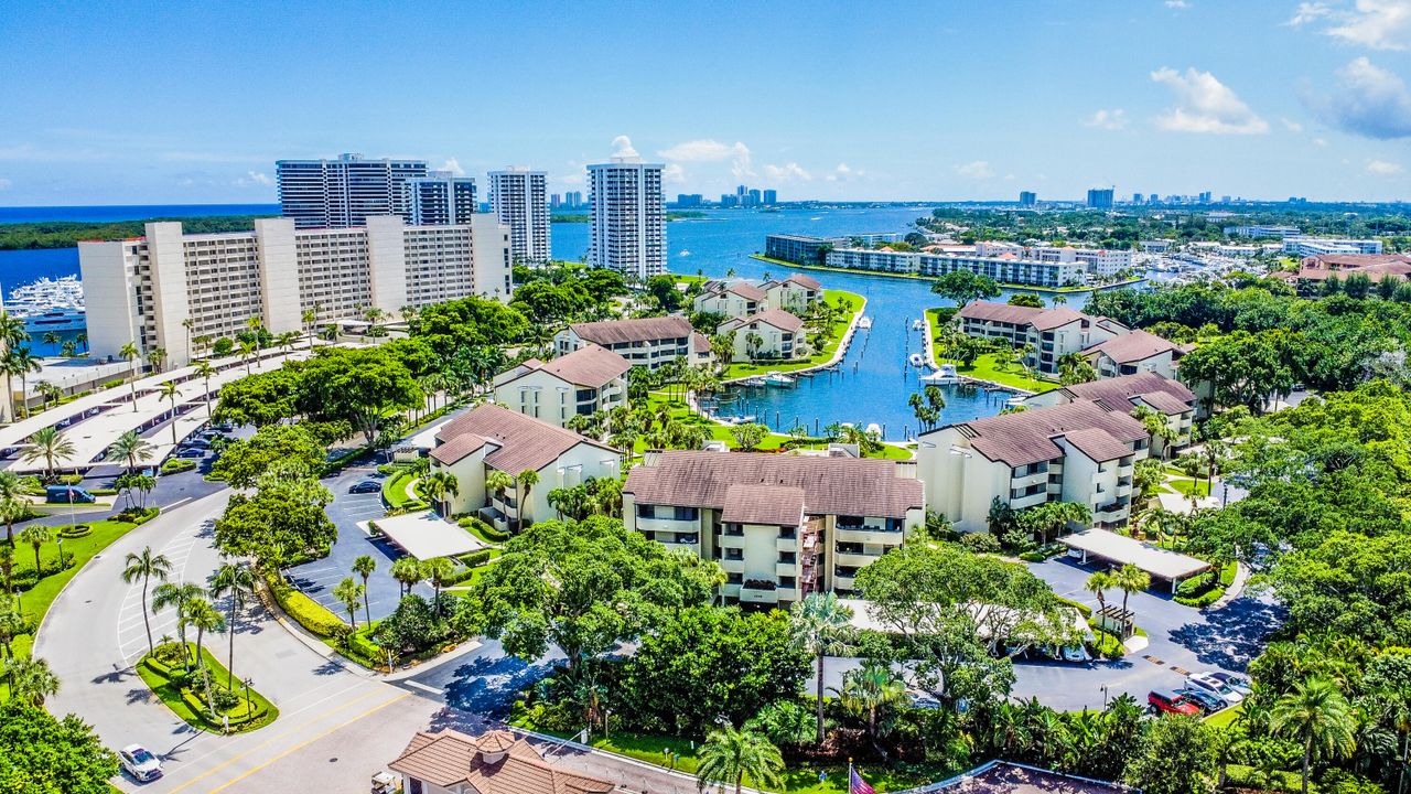 合同活跃: $425,000 (2 贝兹, 2 浴室, 1430 平方英尺)