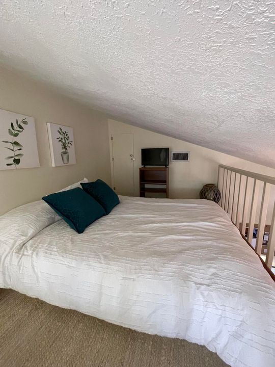 Под контрактом: $5,900 (2 спален, 2 ванн, 1100 Квадратных фут)