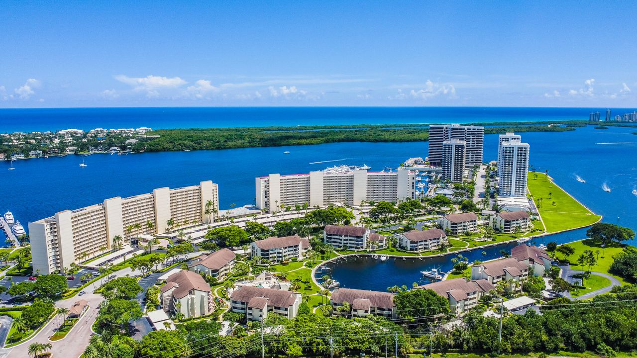 合同活跃: $425,000 (2 贝兹, 2 浴室, 1430 平方英尺)