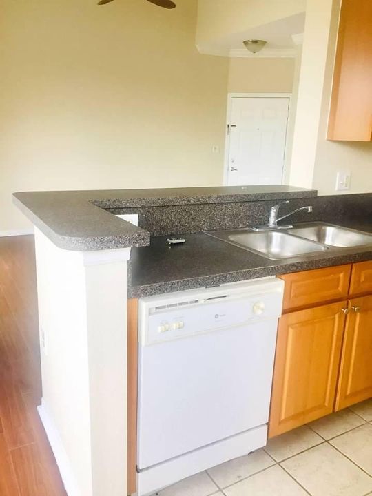 For Rent: $1,950 (1 beds, 1 baths, 787 Square Feet)