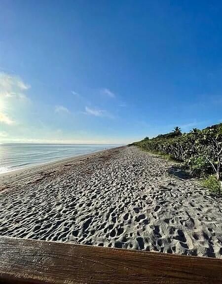 Под контрактом: $5,900 (2 спален, 2 ванн, 1100 Квадратных фут)