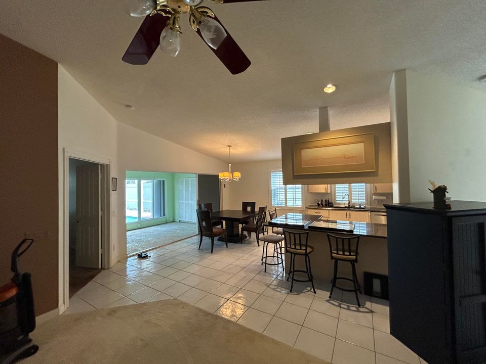 合同活跃: $339,000 (2 贝兹, 2 浴室, 1385 平方英尺)