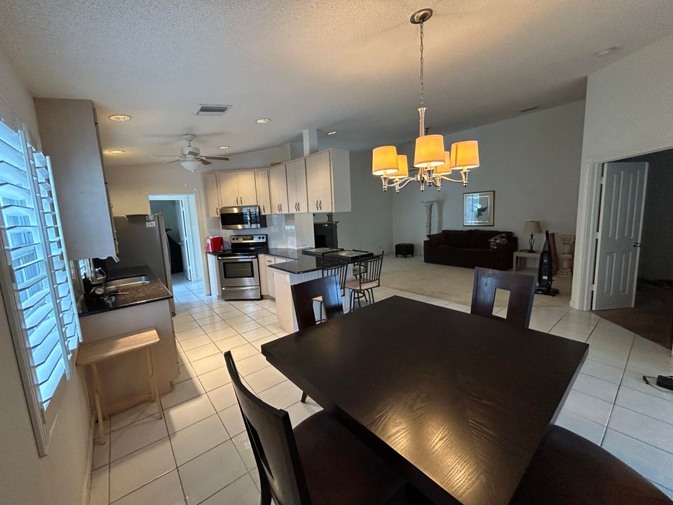 合同活跃: $339,000 (2 贝兹, 2 浴室, 1385 平方英尺)