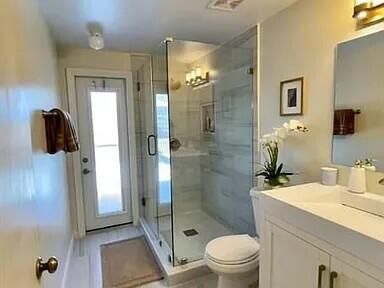 Под контрактом: $5,900 (2 спален, 2 ванн, 1100 Квадратных фут)