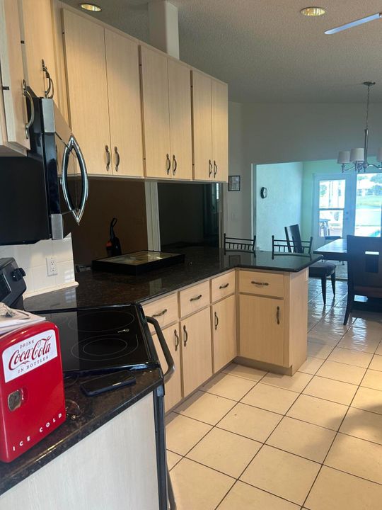 合同活跃: $339,000 (2 贝兹, 2 浴室, 1385 平方英尺)