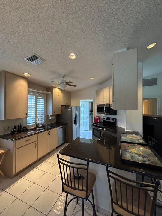 合同活跃: $339,000 (2 贝兹, 2 浴室, 1385 平方英尺)