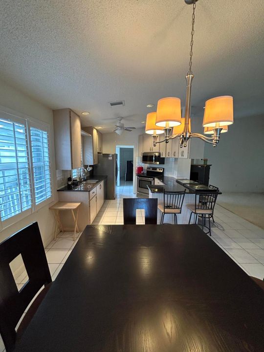 合同活跃: $339,000 (2 贝兹, 2 浴室, 1385 平方英尺)