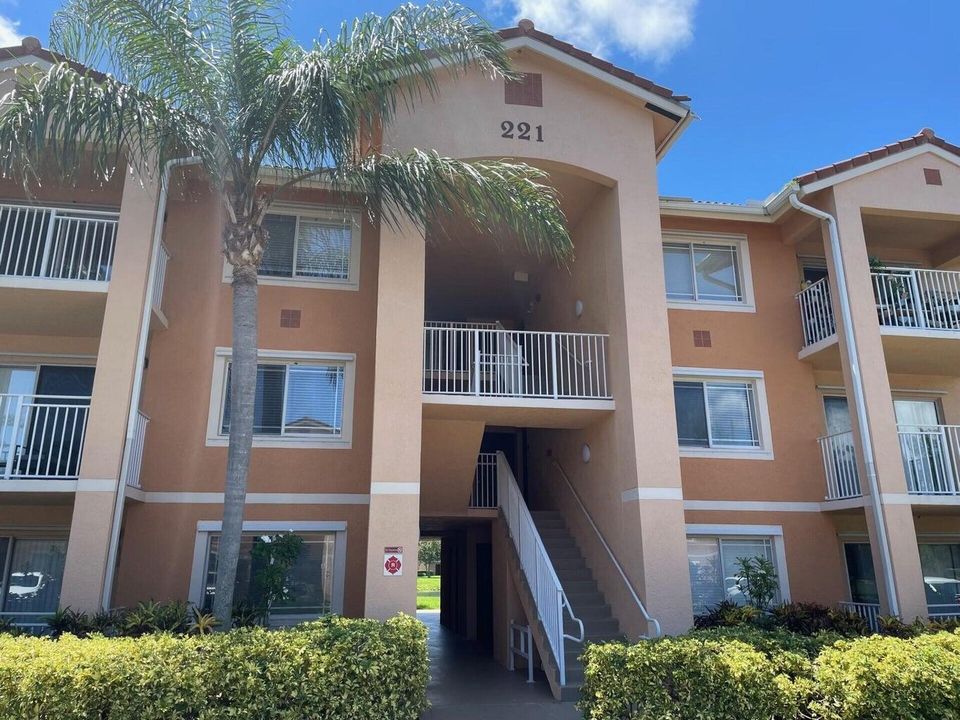 Recently Sold: $225,000 (2 beds, 2 baths, 960 Square Feet)