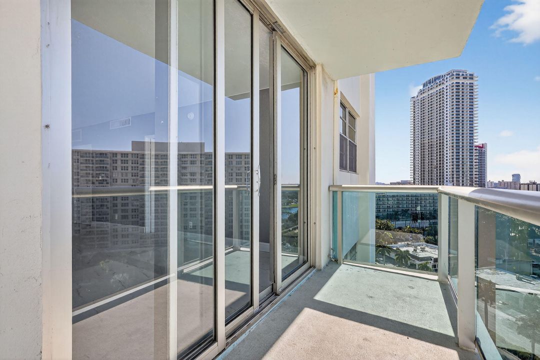 出租: $3,800 (2 贝兹, 2 浴室, 1176 平方英尺)