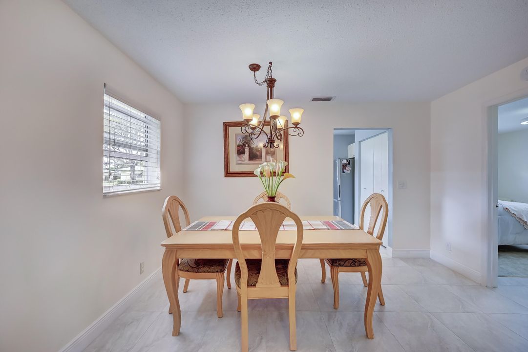 For Sale: $249,000 (2 beds, 2 baths, 950 Square Feet)