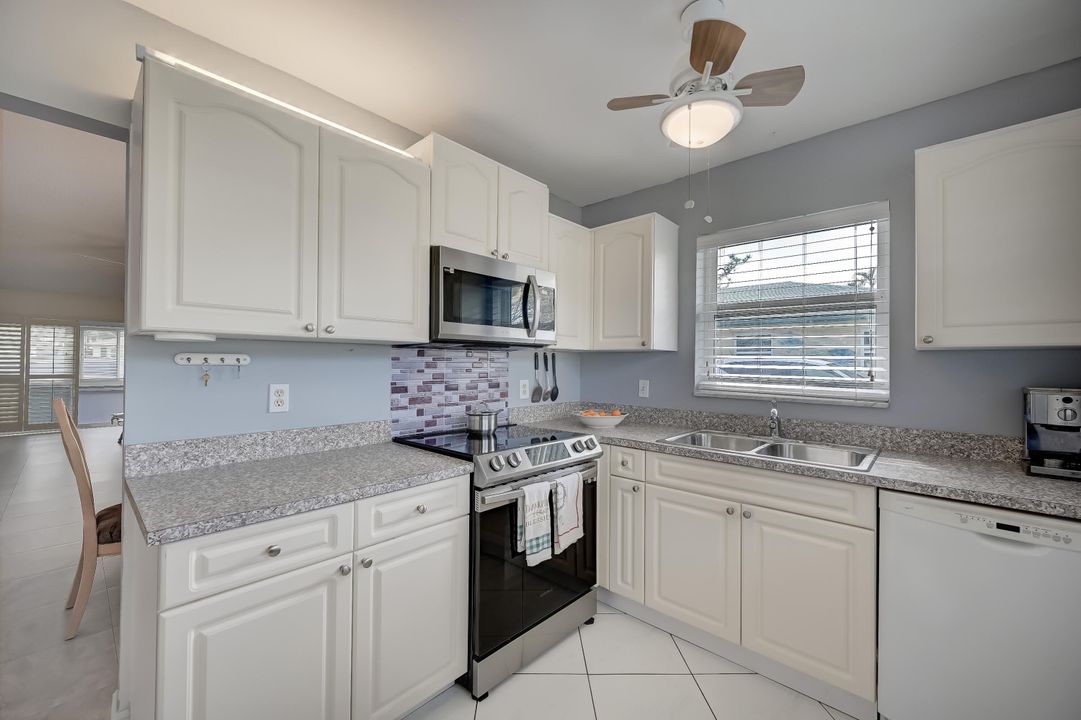 For Sale: $249,000 (2 beds, 2 baths, 950 Square Feet)
