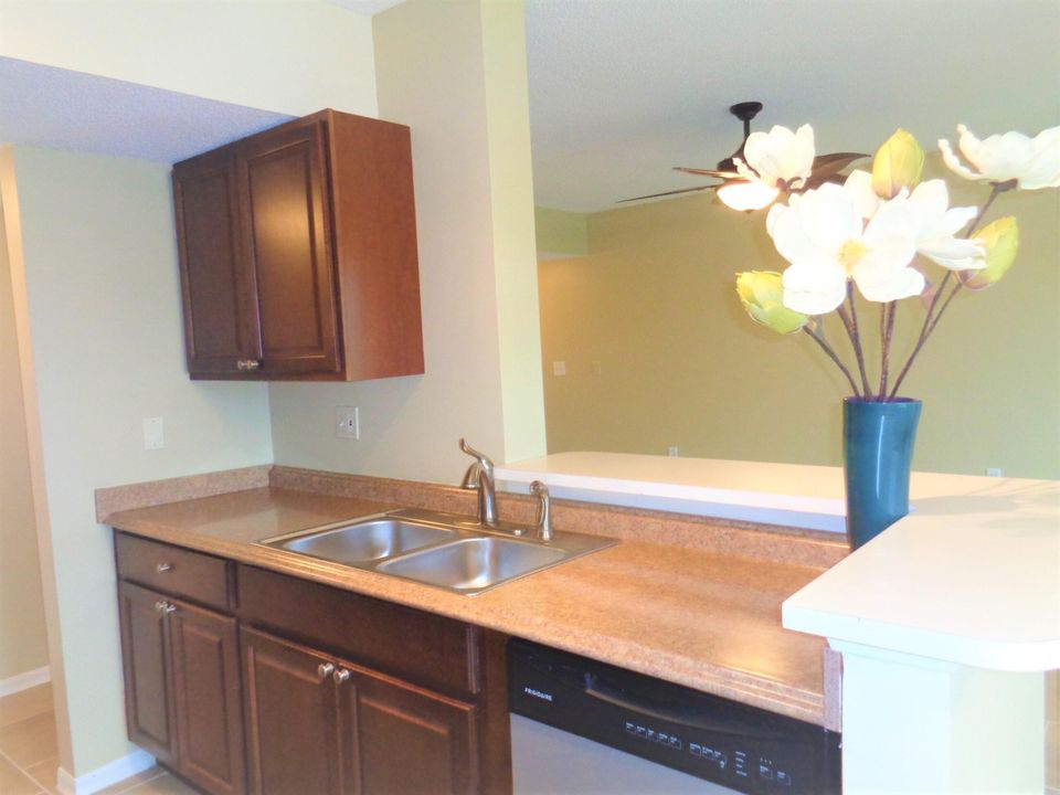 В аренду: $1,600 (1 спален, 1 ванн, 815 Квадратных фут)