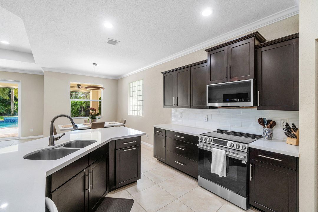 En Venta: $715,000 (3 camas, 2 baños, 1913 Pies cuadrados)