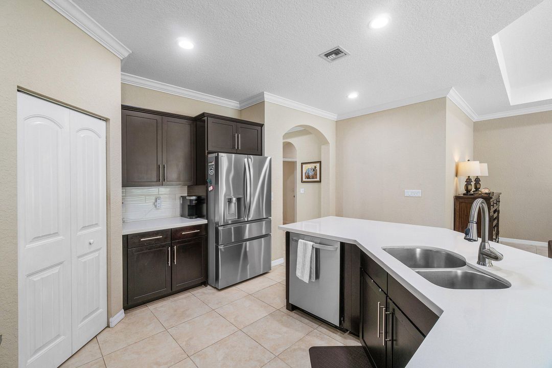 En Venta: $715,000 (3 camas, 2 baños, 1913 Pies cuadrados)