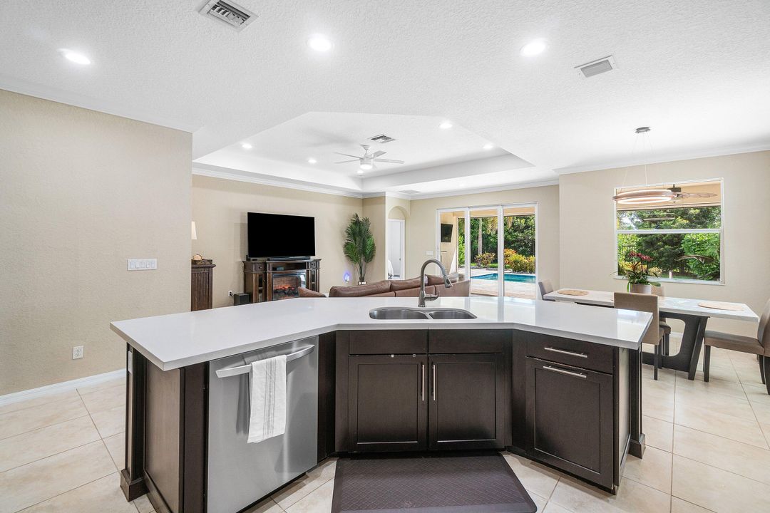 En Venta: $715,000 (3 camas, 2 baños, 1913 Pies cuadrados)