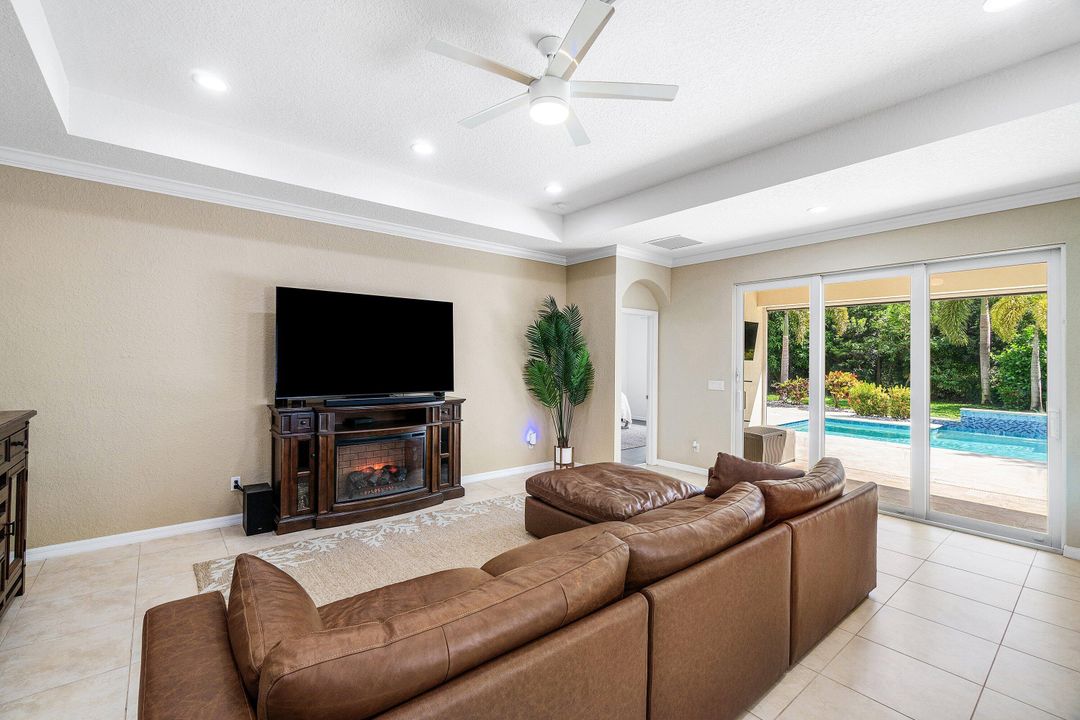 En Venta: $715,000 (3 camas, 2 baños, 1913 Pies cuadrados)