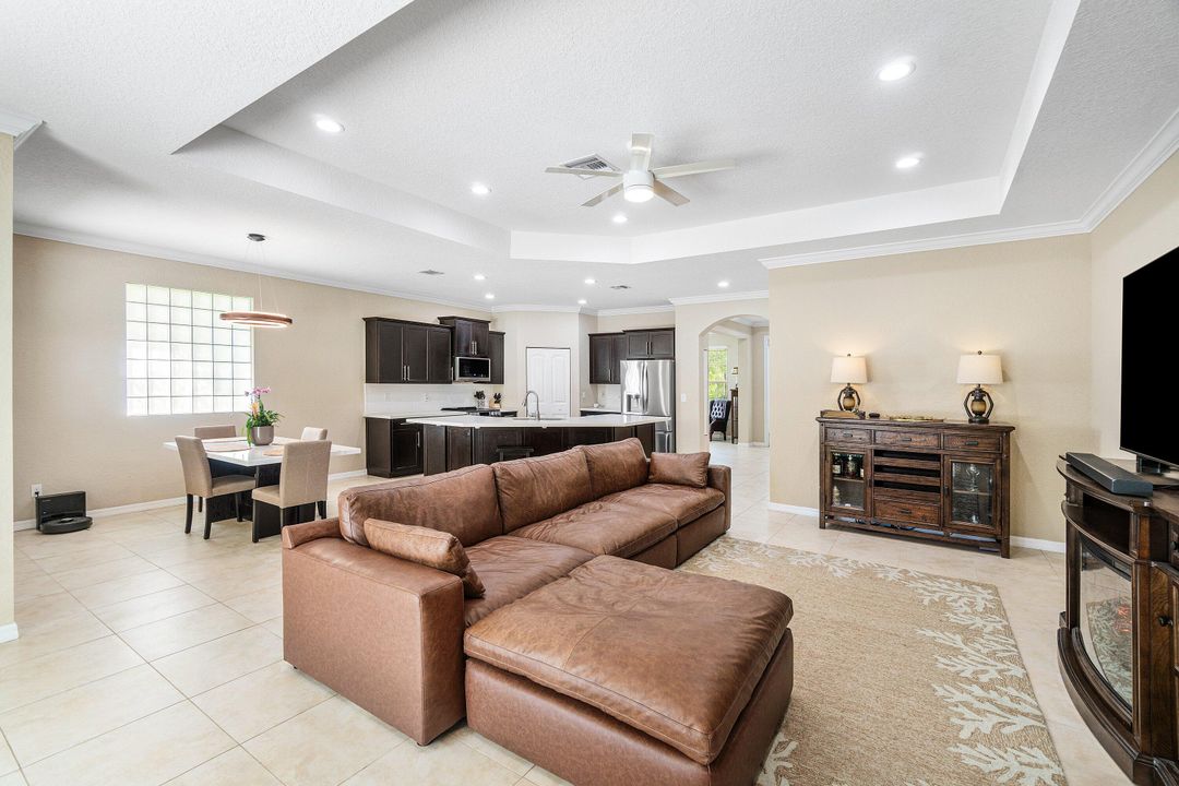 En Venta: $715,000 (3 camas, 2 baños, 1913 Pies cuadrados)