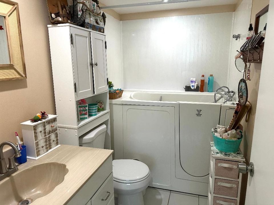 На продажу: $185,000 (2 спален, 2 ванн, 888 Квадратных фут)