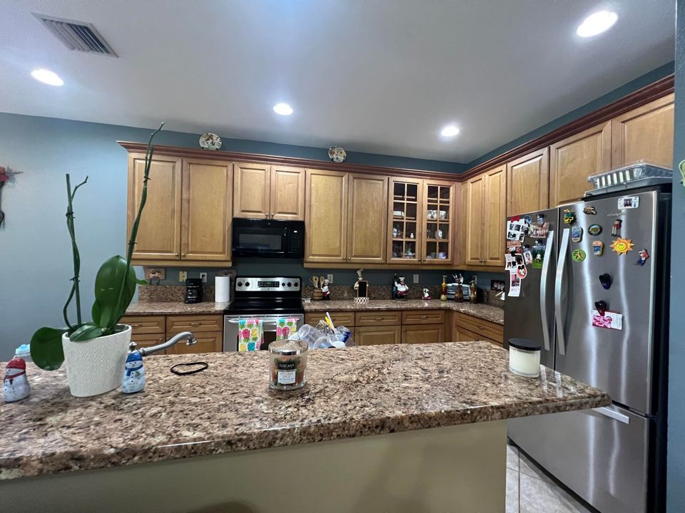 Active With Contract: $2,650 (3 beds, 2 baths, 1587 Square Feet)