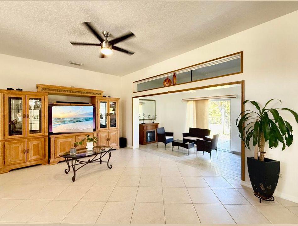 Под контрактом: $384,000 (3 спален, 2 ванн, 1668 Квадратных фут)