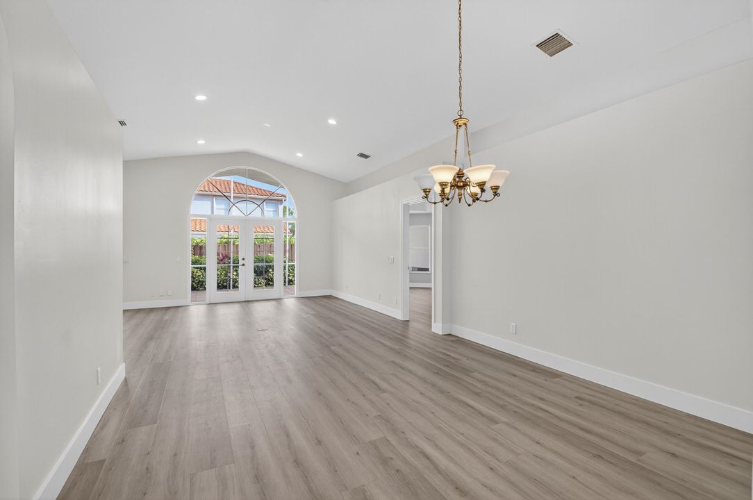 合同活跃: $675,000 (3 贝兹, 2 浴室, 1795 平方英尺)