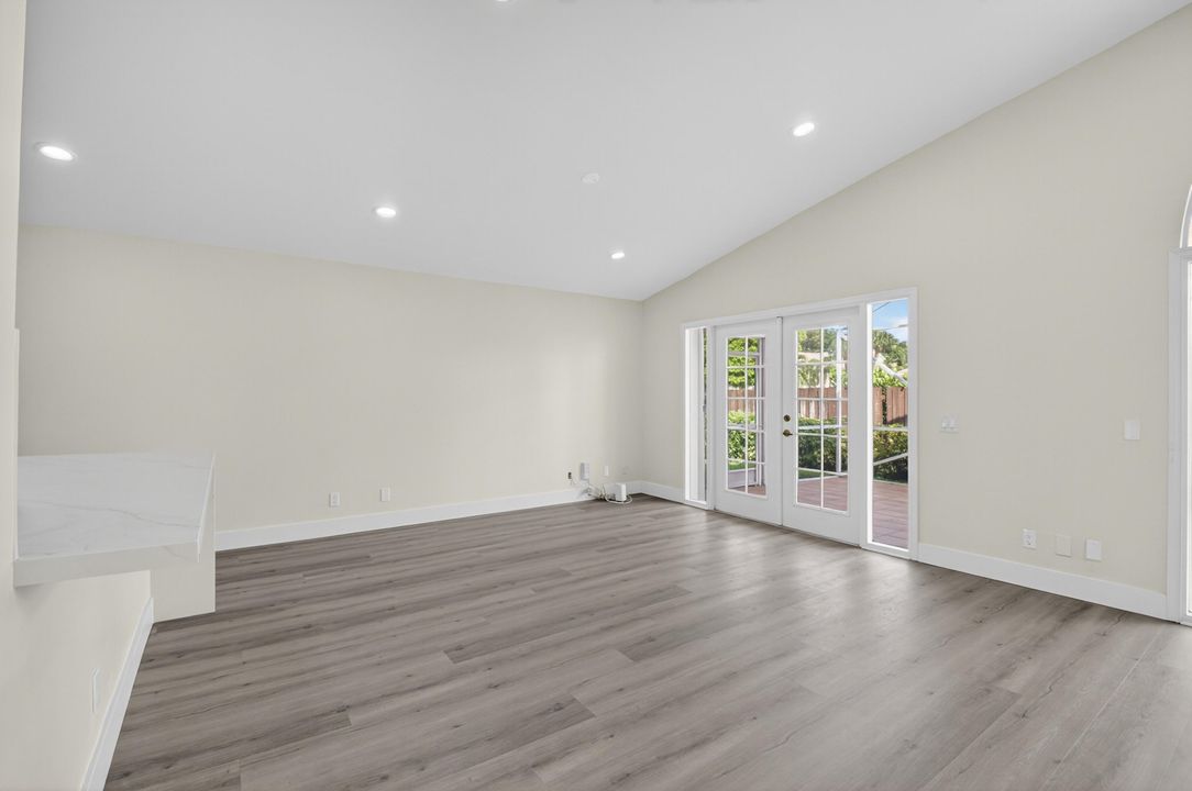 合同活跃: $675,000 (3 贝兹, 2 浴室, 1795 平方英尺)