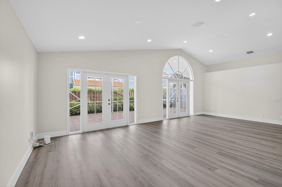 合同活跃: $675,000 (3 贝兹, 2 浴室, 1795 平方英尺)