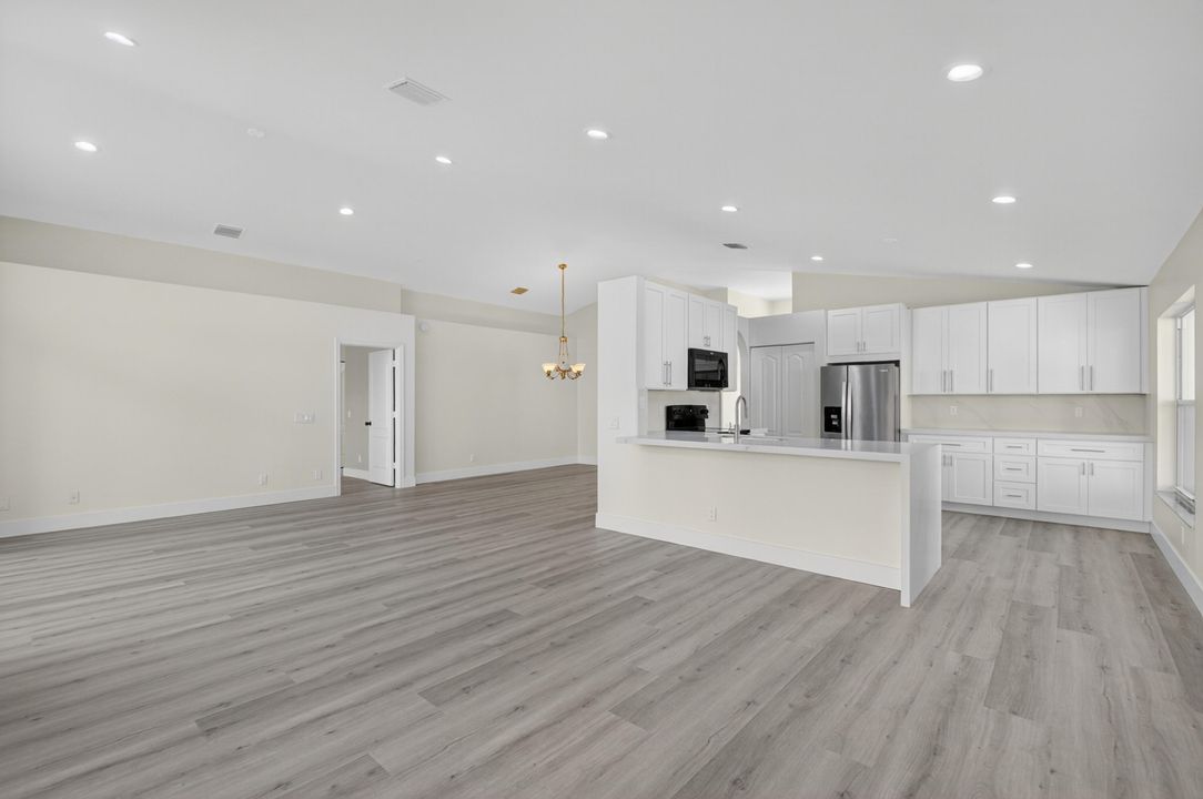 合同活跃: $675,000 (3 贝兹, 2 浴室, 1795 平方英尺)