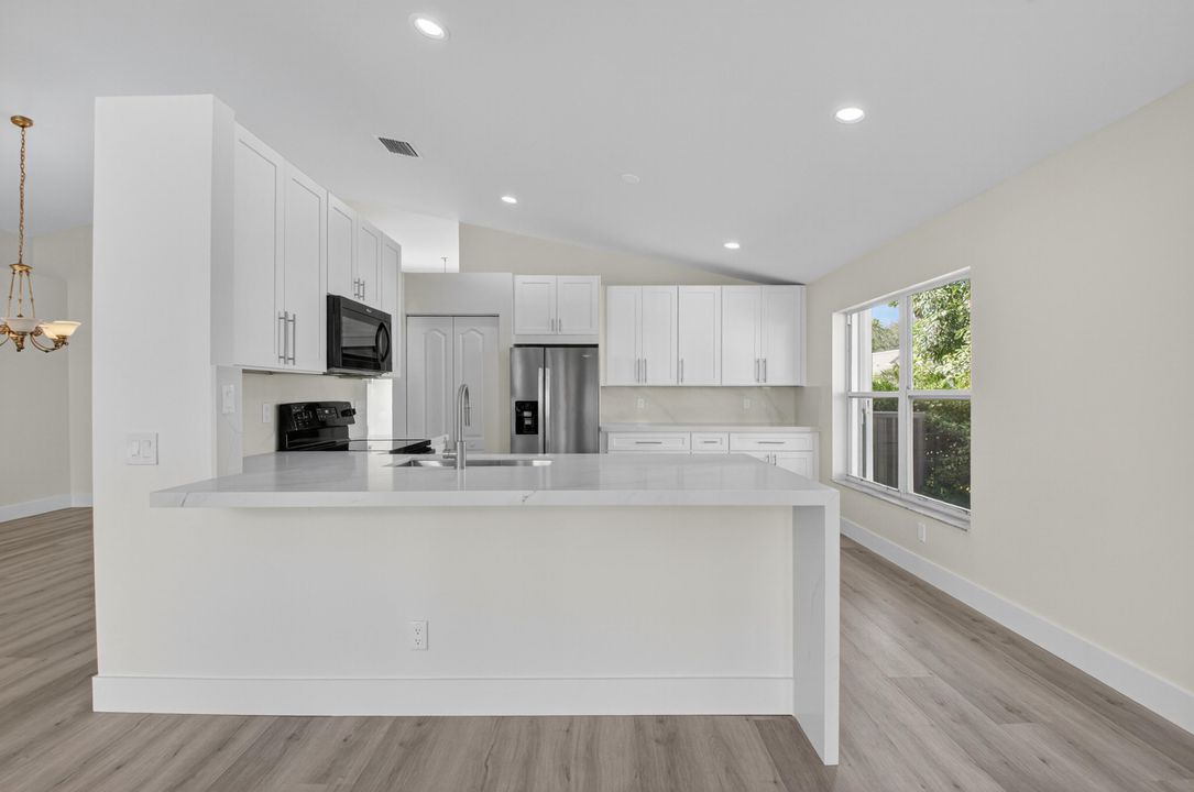 合同活跃: $675,000 (3 贝兹, 2 浴室, 1795 平方英尺)