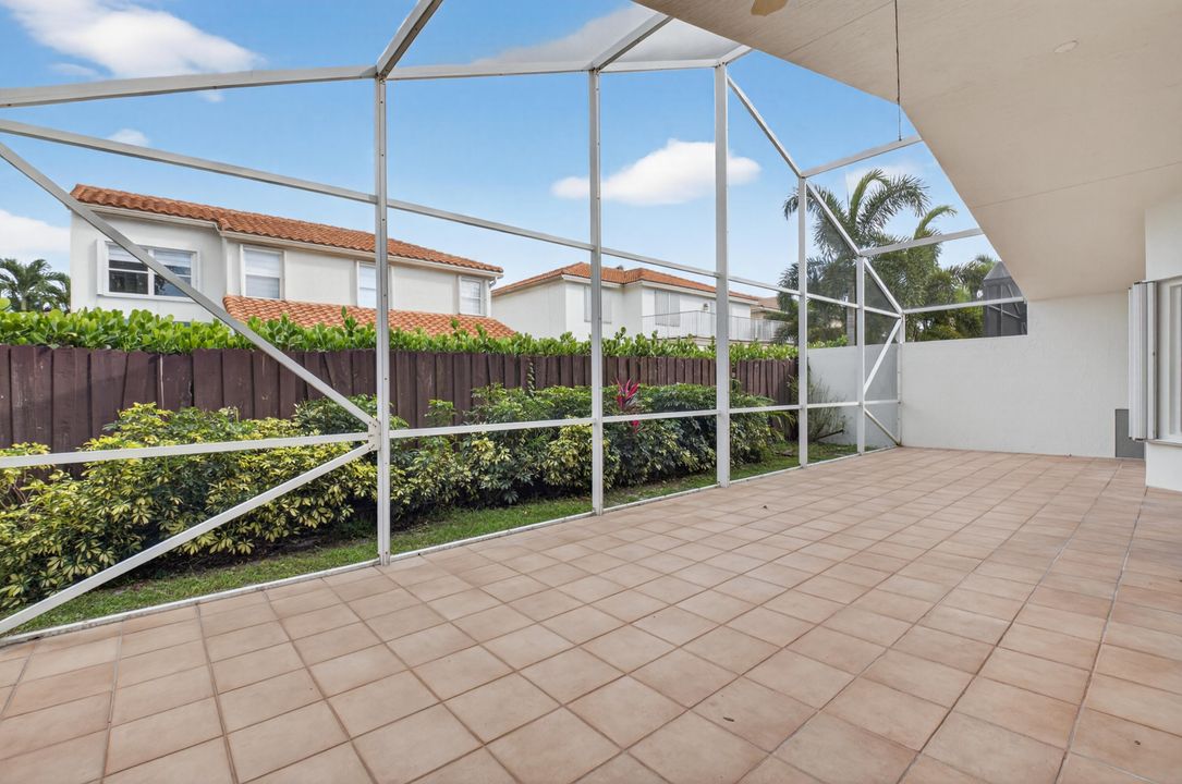 合同活跃: $675,000 (3 贝兹, 2 浴室, 1795 平方英尺)