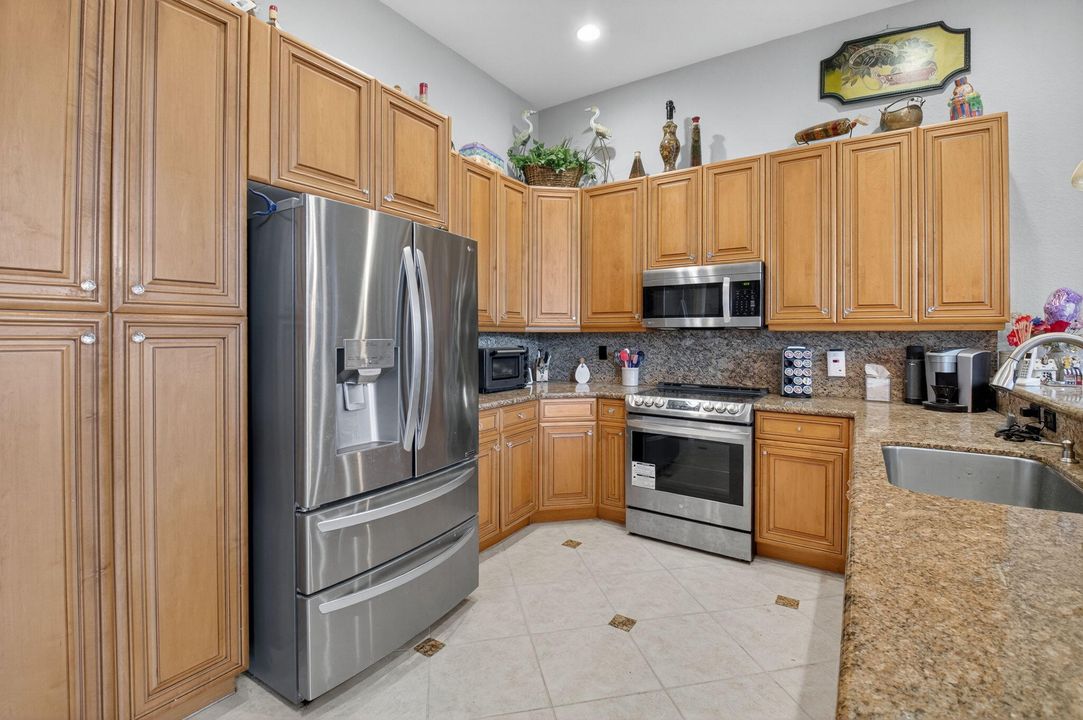 Под контрактом: $640,000 (3 спален, 2 ванн, 2237 Квадратных фут)