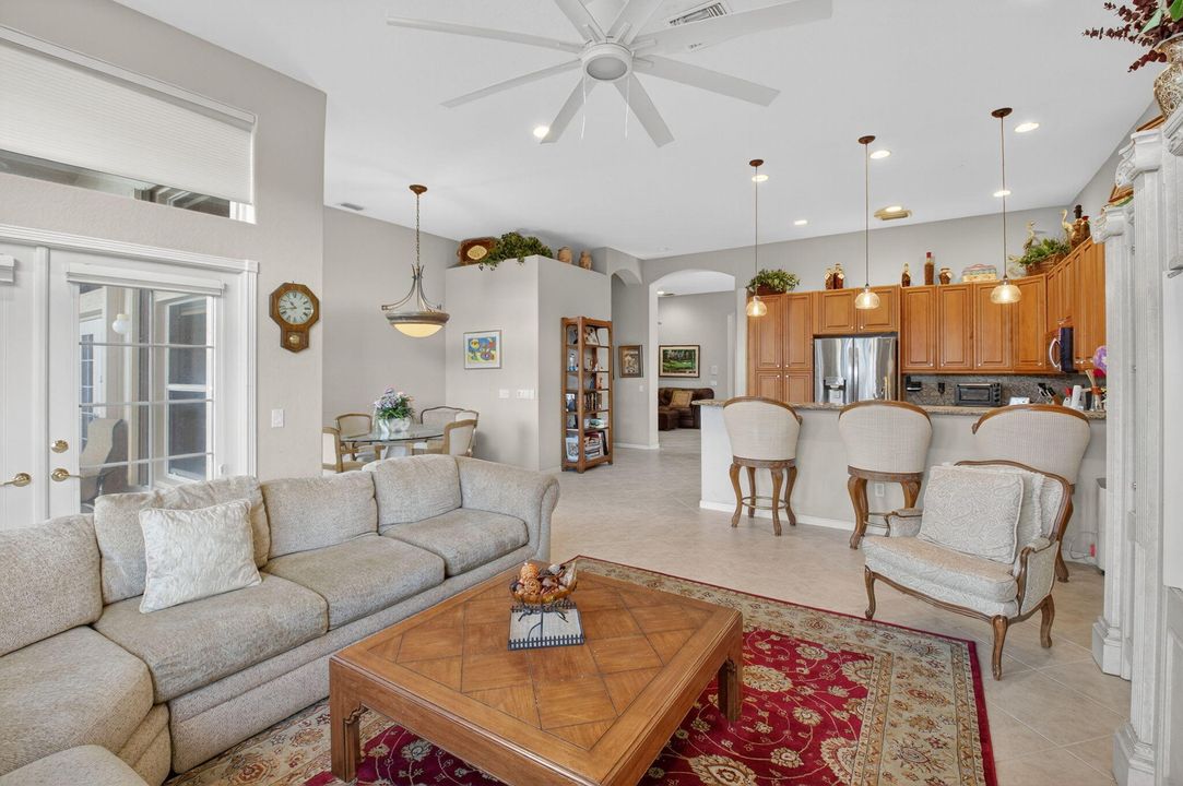 Под контрактом: $640,000 (3 спален, 2 ванн, 2237 Квадратных фут)