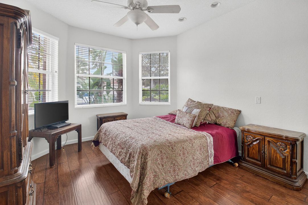 Под контрактом: $640,000 (3 спален, 2 ванн, 2237 Квадратных фут)