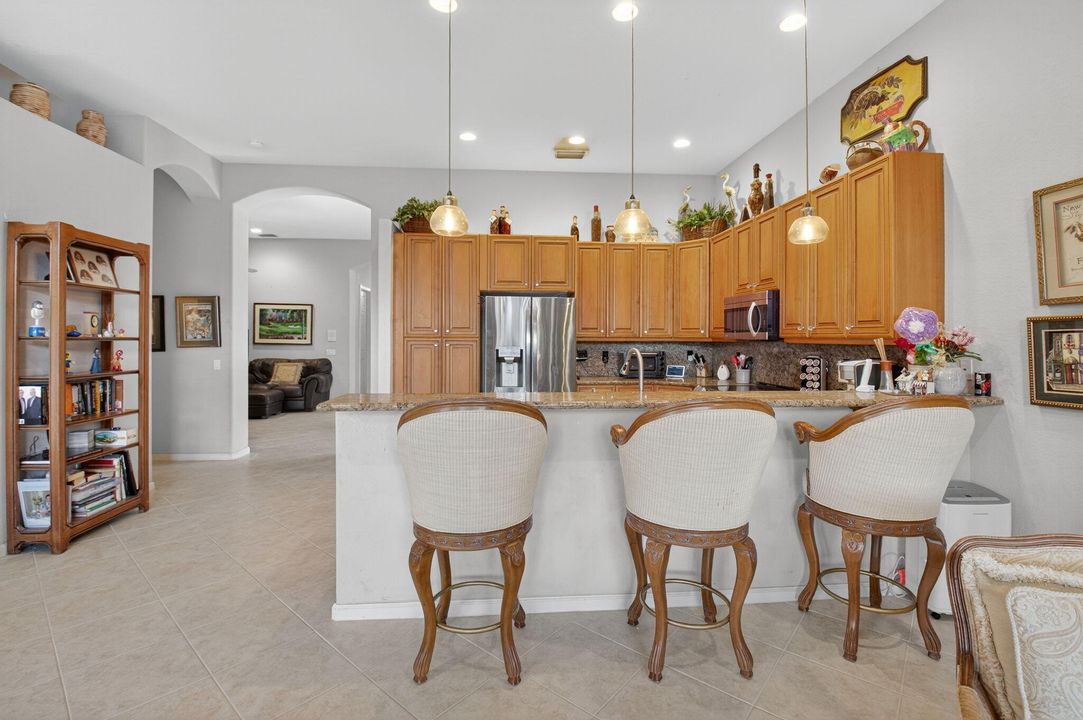 Под контрактом: $640,000 (3 спален, 2 ванн, 2237 Квадратных фут)