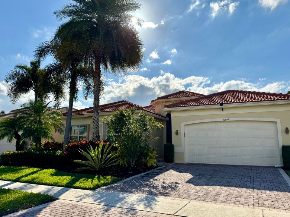 Activo con contrato: $799,000 (4 camas, 2 baños, 2678 Pies cuadrados)