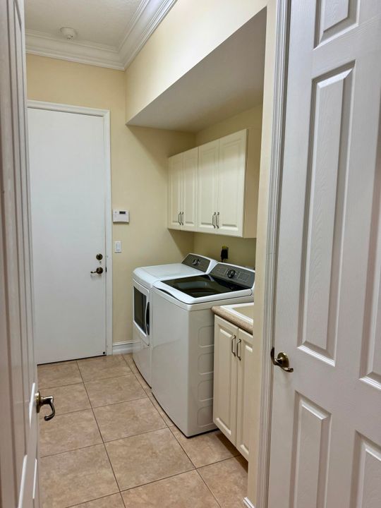 Activo con contrato: $799,000 (4 camas, 2 baños, 2678 Pies cuadrados)