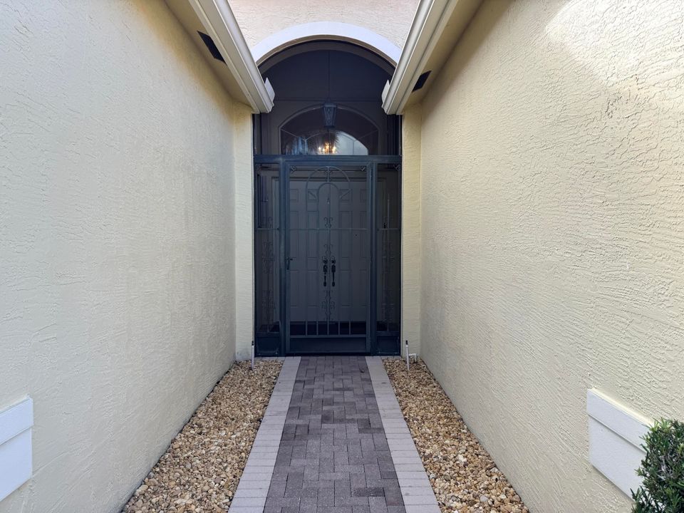 Activo con contrato: $799,000 (4 camas, 2 baños, 2678 Pies cuadrados)