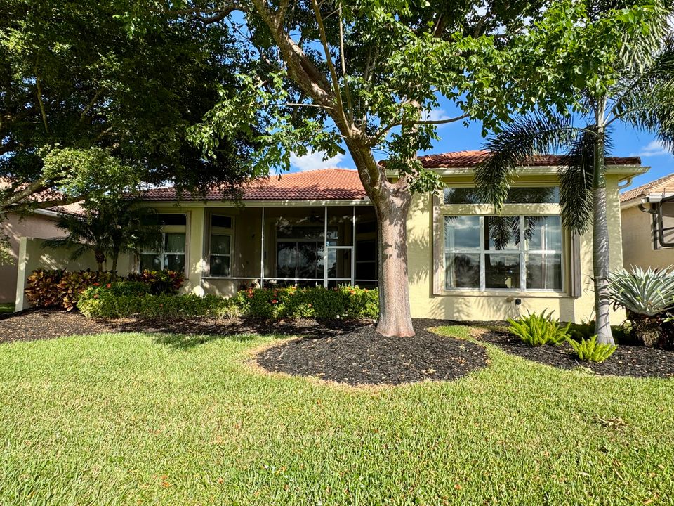 Activo con contrato: $799,000 (4 camas, 2 baños, 2678 Pies cuadrados)