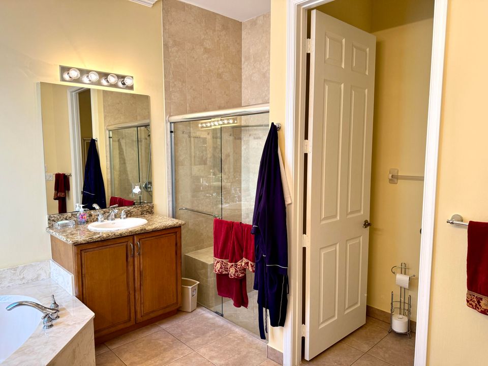 Activo con contrato: $799,000 (4 camas, 2 baños, 2678 Pies cuadrados)