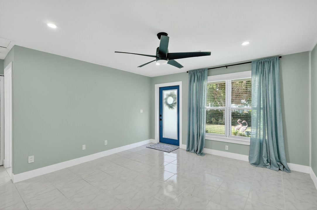 待售: $398,000 (2 贝兹, 1 浴室, 1073 平方英尺)