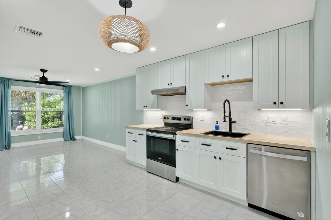 待售: $398,000 (2 贝兹, 1 浴室, 1073 平方英尺)