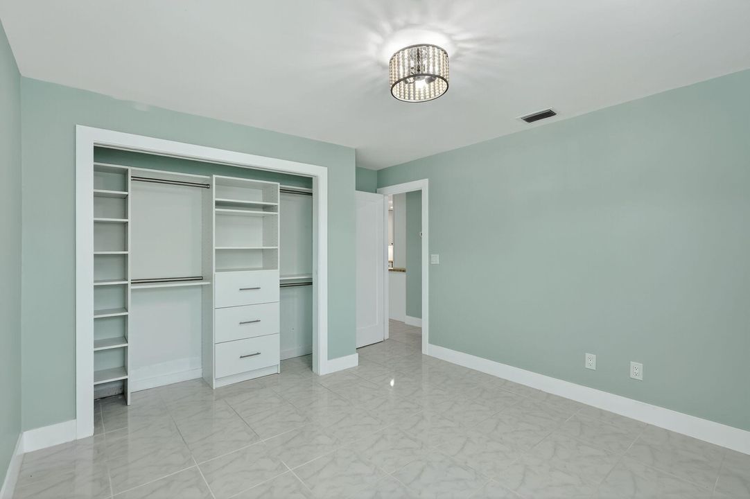 待售: $398,000 (2 贝兹, 1 浴室, 1073 平方英尺)