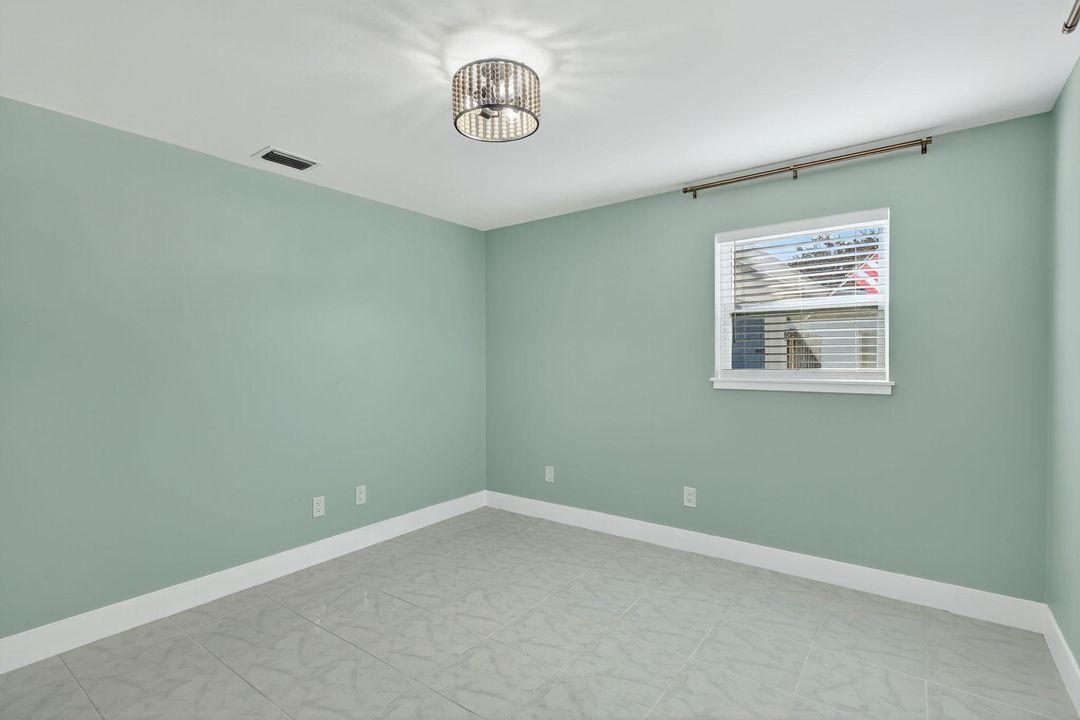 待售: $398,000 (2 贝兹, 1 浴室, 1073 平方英尺)